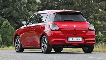 Rød Suzuki Swift set bagfra