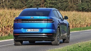 Ford Capri set bagfra, mens den kører på markvej