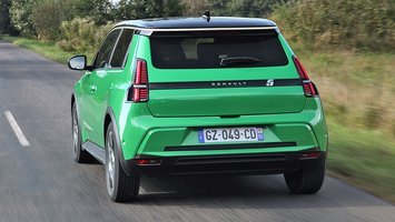 Renault 5 set bagfra, mens den kører på en vej