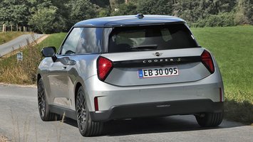 Mini Cooper set bagfra på landevej