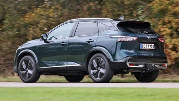 Nissan Qashqai set bagfra, mens den kører på landevej