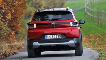 Elbilen Citroën ë-C3 set bagfra, mens den kører på en landevej