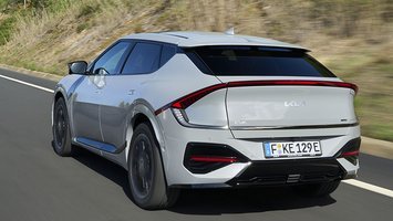 Kia EV6 set bagfra, mens den kører
