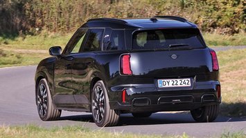 Mini Countryman set bagfra, mens den kører i et sving på en landevej