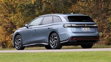 VW ID.7 Tourer set bagfra foran træer