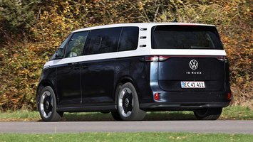 VW ID. Buzz Lang set bagfra foran buskads