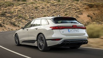 Audi A6 e-tron set bagfra, mens den kører i en landskab med klipper