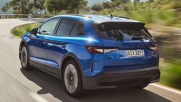 Skoda Elroq set bagfra, mens den kører på en vej