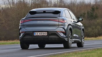 BYD Sealion 7 set bagfra, mens den kører på våd landevej