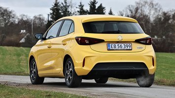 En MG 3 Hybrid set bagfra, mens den kører på en vej