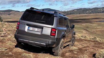 Toyota Land Cruiser set bagfra, mens den kører ned ad stejl bakke