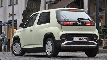 Hyundai Inster set bagfra, mens den kører i by
