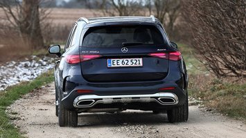 Mercedes-Benz GLC set bagfra, mens den kører på grusvej