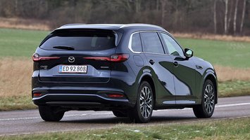 Mazda CX-80 set bagfra, mens den kører på landevej