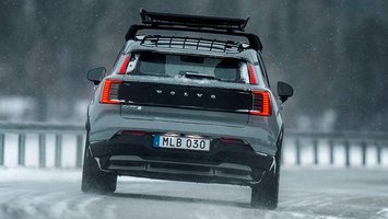 Volvo EX30 CC med tagbagagebærer kører på snedækket vej