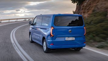 VW e-Caravelle set bagfra, mens den kører op ad bjergvej ved solnedgang