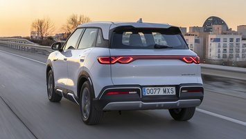 BYD Atto 2 set bagfra, mens den kører på vej i skumring