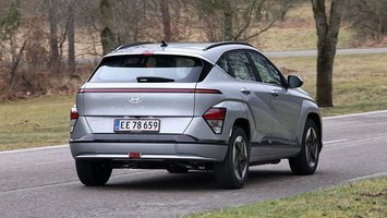 Hyundai Kona set bagfra, mens den kører mellem træer
