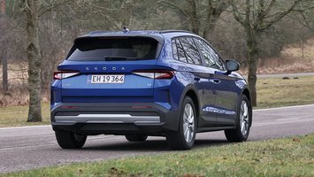 Blå Skoda Elroq set skråt bagfra kører på landevej