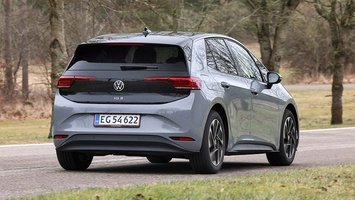 VW ID.3 set bagfra, mens den kører på vej med træer i baggrunden