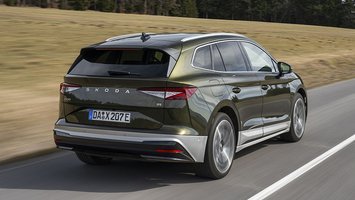 Skoda Enyaq set bagfra, mens den kører på landevej