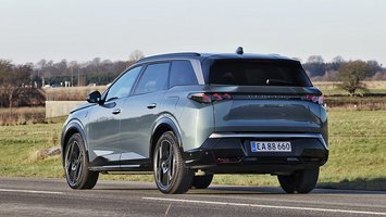 Peugeot E-5008 set bagfra, mens den kører på en landevej