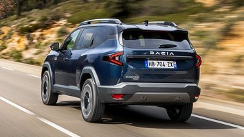 Dacia Bigster set skråt bagfra, mens den kører op ad bakke