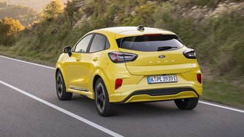 Gul Ford Puma set bagfra kører på bjergvej