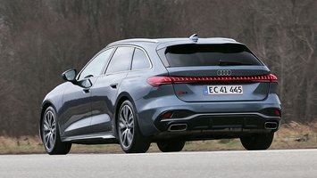 Audi A5 set bagfra, mens den kører på landevej