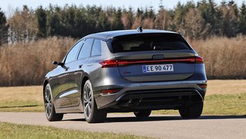 Audi A6 Avant e-tron set skråt bagfra kører på landevej