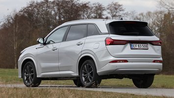 Plugin-hybriden Navor E5 set skråt bagfra, mens den kører på vej med træer i baggrunden