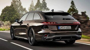 Audi A6 Avant set bagfra, mens den køre på vej med klipper i baggrunden