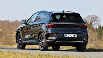 BYD Atto 3 set bagfra, mens den kører på landevej