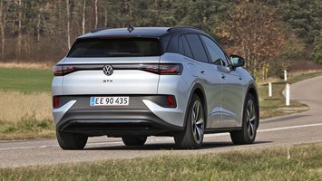 VW ID.4 GTX set bagfra, mens den kører på landevej