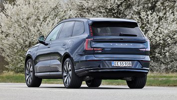 Volvo EX90 set bagfra, mens den kører på landevej