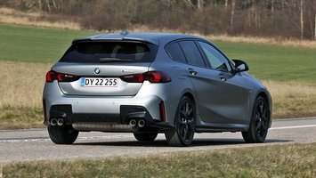 BMW M135i set bagfra, mens den kører på landevej