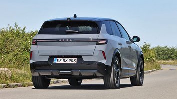 Opel Grandland set bagfra, mens den kører i et sving