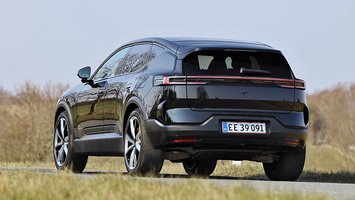 Polestar 3 set bagfra, mens den kører på landevej