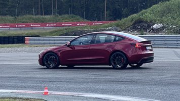 Tesla Model 3 Performance kører på bane