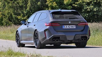 BMW M5 set bagfra, mens den kører på landevej