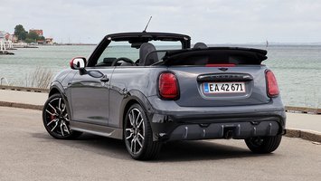 Mini Cabrio set bagfra, mens den holder ved havet