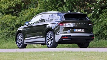Skoda Enyaq set bagfra, mens den kører på landevej
