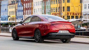 Mercedes-Benz CLA set bagfra, mens den holder parkeret i Nyhavn 