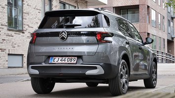 Citroën ë-C3 Aircross set bagfra, mens den holder stille i byrum