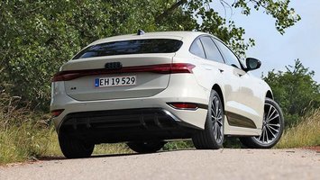 Audi A6 e-tron Sportback set bagfra, mens den holder på landevej
