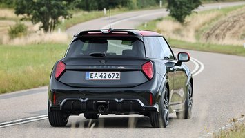 Mini JCW set bagfra, mens den kører gennem vejsving