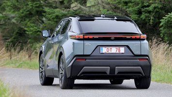 Toyota C-HR+ set bagfra, mens den kører ind i et sving