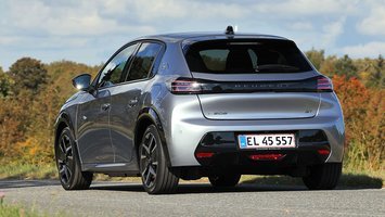 Peugeot E-208 set bagfra, mens den kører på en landevej