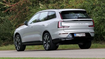 Volvo EX90 set bagfra, mens den kører på en landevej