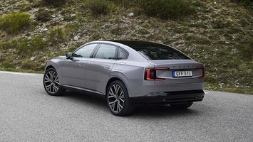 Volvo ES90 set bagfra på bjergvej